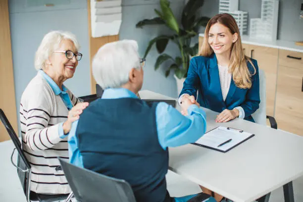 Molinari Oswald Tax Planning & Advisory Services. Serving small to mid-size businesses in the Lehigh Valley, surrounding counties, and Mid-Atlantic region. Accountant meeting with client.